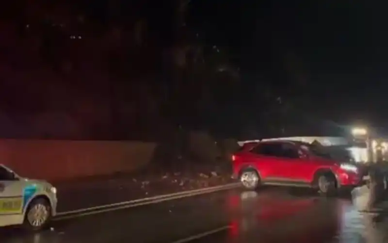 Hakkari'de Heyelan: Dev Kayalar Yolu Kapattı, Ulaşım Aksadı