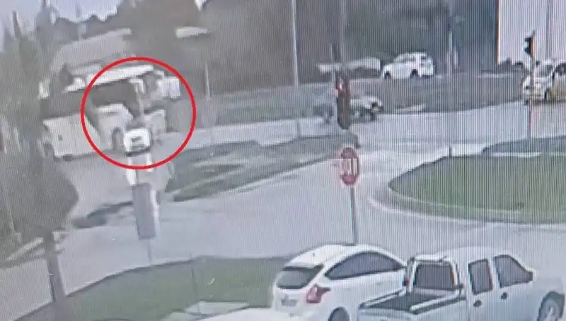 Kırmızı Işıkta Durdu, Yolcu Otobüsü Beklenmedik Kaza Yaptı