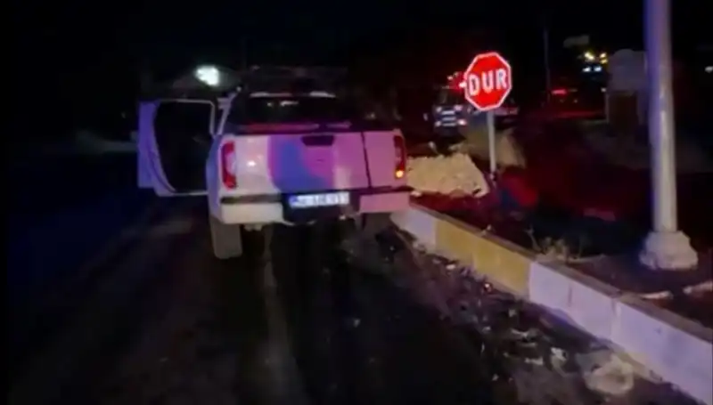 İzmir’de Kamyonet ve Hafif Ticari Araç Kaza Yaptı: 7 Kişi Yaralandı