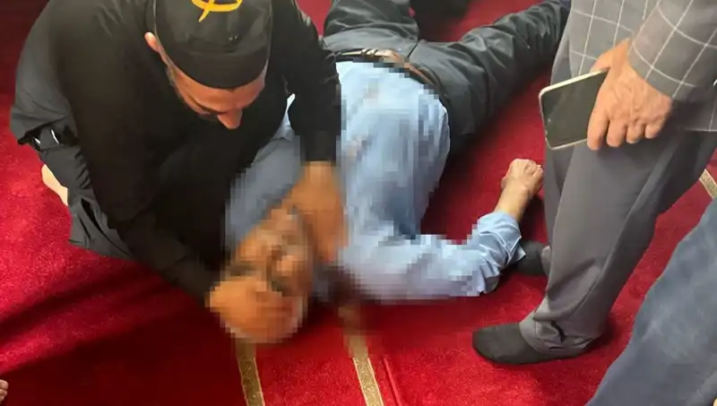Camide Namaz Kılarken Saldırıya Uğrayan Adamın Dramı