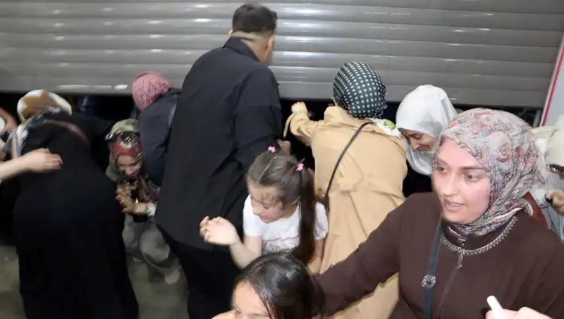 AVM’de Yüzde 50 İndirim Fırtınası: Alışveriş Tutkunları Dışarı Taştı