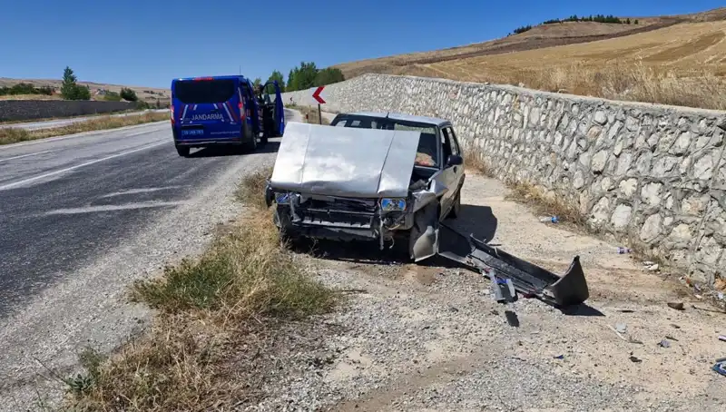Kontrolden Çıkan Otomobil Duvara Çarptı: İki Kişi Yaralandı