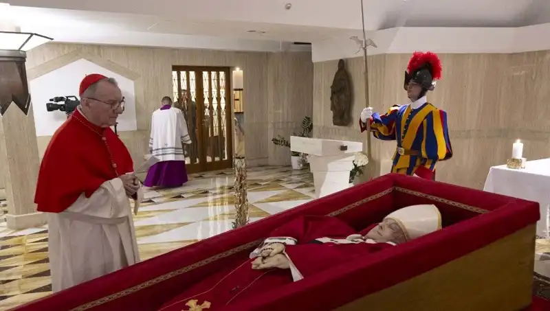 Papa'nın Tabuttaki Fotoğrafları: Duygusal Anlar ve Anılar