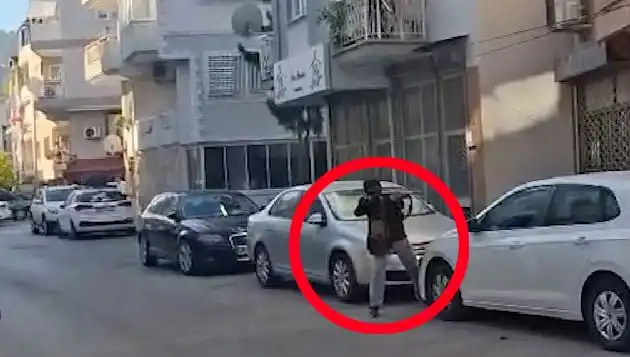 İzmir'de Göz Göze Geldiği Saldırganla Çatışan Polisin Cesur Anları