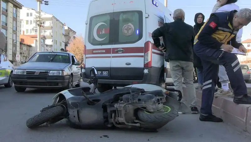 Tavşanlı'da Trafik Kazası: İki Yaralı, Olay Anı Kamerada