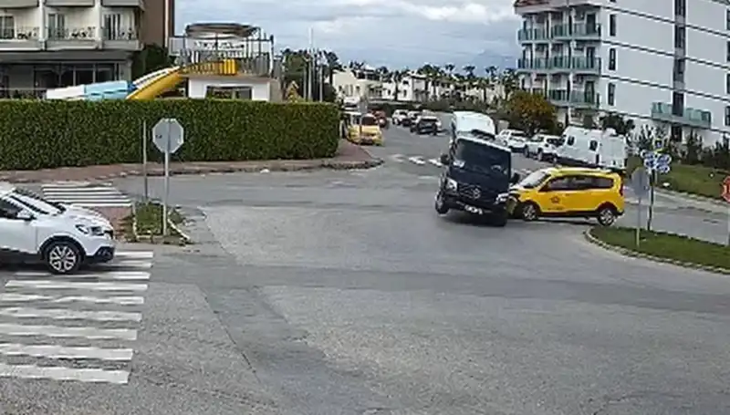Kavşakta Feci Kaza: Minibüs ve Taksi Çarpıştı, Çok Sayıda Yaralı Var!