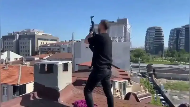 İstanbul'da Şok Operasyon: Çatıdan Bacaya AK-47 İndi!