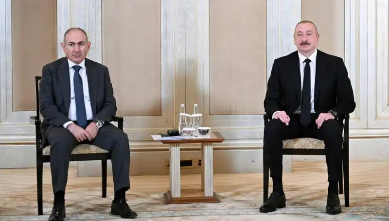Aliyev ve Paşinyan, Abu Dabi'de Barış Görüşmeleri İçin Buluştu