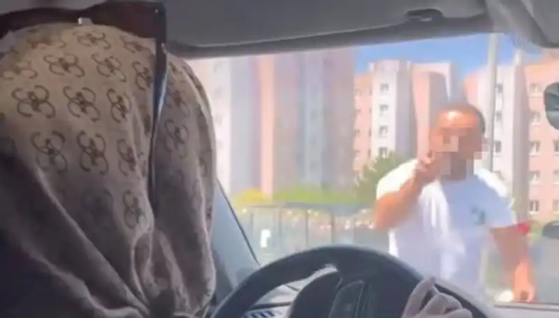 Aracını Durdurup Camını Yumruklayan Sürücü Trafikte Dehşet Saçtı
