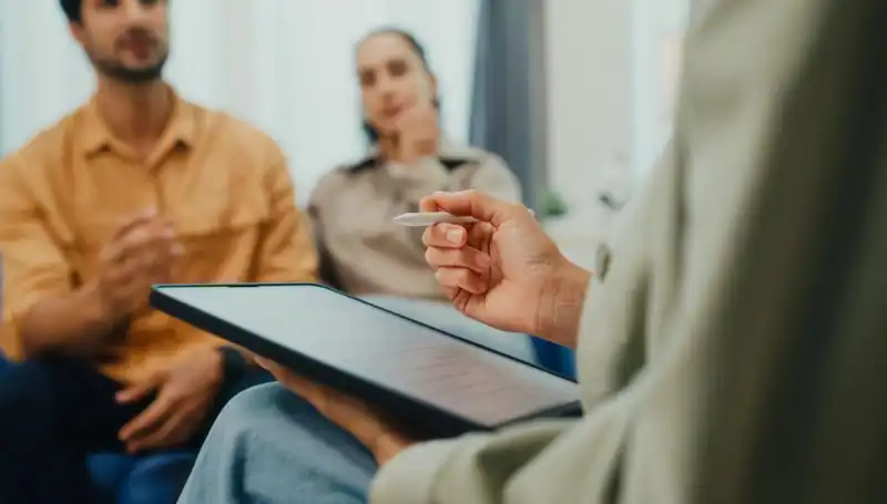 Çift Terapisi: Her İlişkiye Çözüm Mü? Gerçekler ve Mitler