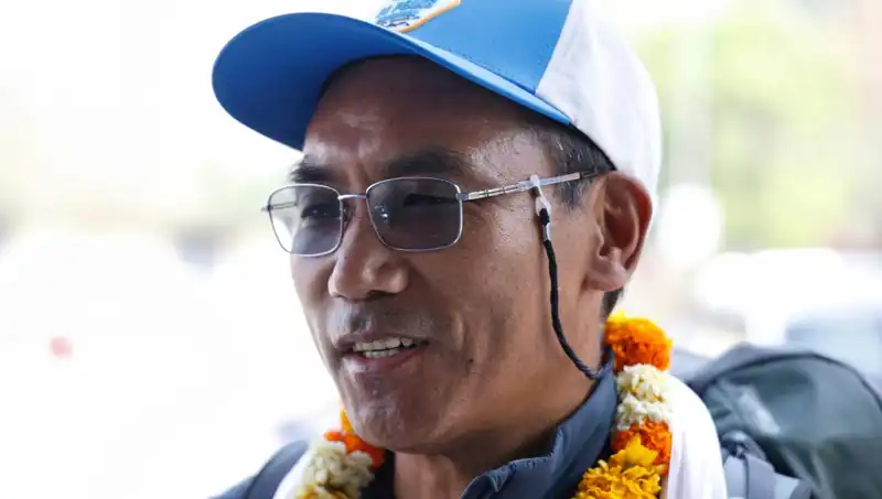 Everest Adam, Zirvede Yeni Bir Rekor Kırarak Dünyayı Şaşırttı