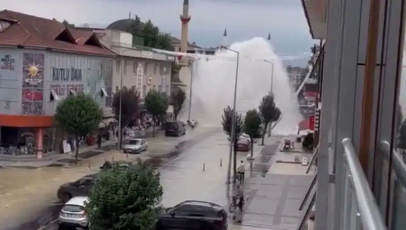 İçme Suyunun Patlayan Hattı: Şehir Merkezinde Fışkıran Su İnanılmaz Görüntüler Oluşturdu