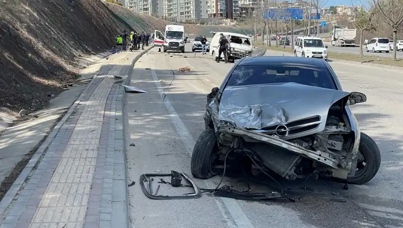Otomobilin Minibüse Çarpması Sonucu 1 Kişi Hayatını Kaybetti, 3 Yaralı