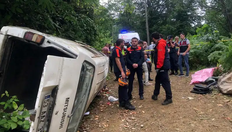 Rize'de Minibüs Faciası: Yamaçtan Yuvarlanan Araçta İki Can Gitti