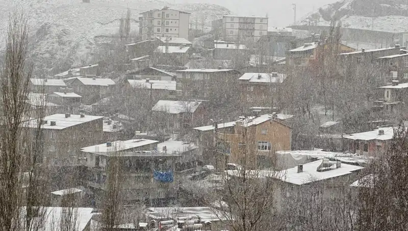 Hakkari'de Nisan Ayında Kar Yağışı Şaşırttı: İlkbahar Teması Bozdu