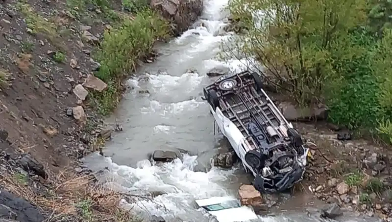 Hakkari'de Minibüs Devrildi: 2 İşçi Hayatını Kaybetti, 3 Kişi Yaralı