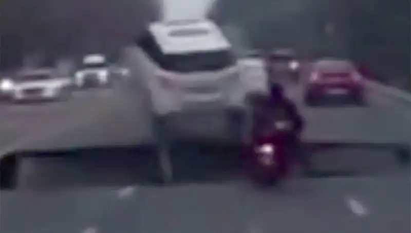 Güney Kore'de Otoyolda Oluşan Dev Çukur, Motosikleti Yuttu!