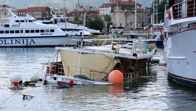 Hırvatistan'da Fırtına: Feribot Gemiye Çarptı, Dramatik Anlar Yaşandı