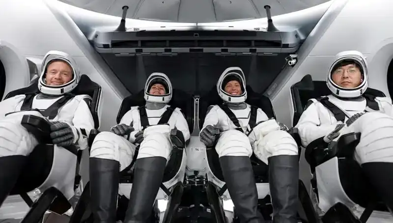 SpaceX’in Tarihi Görevi: Uzay Yolcuları Dünya'ya Sorunsuz İndi