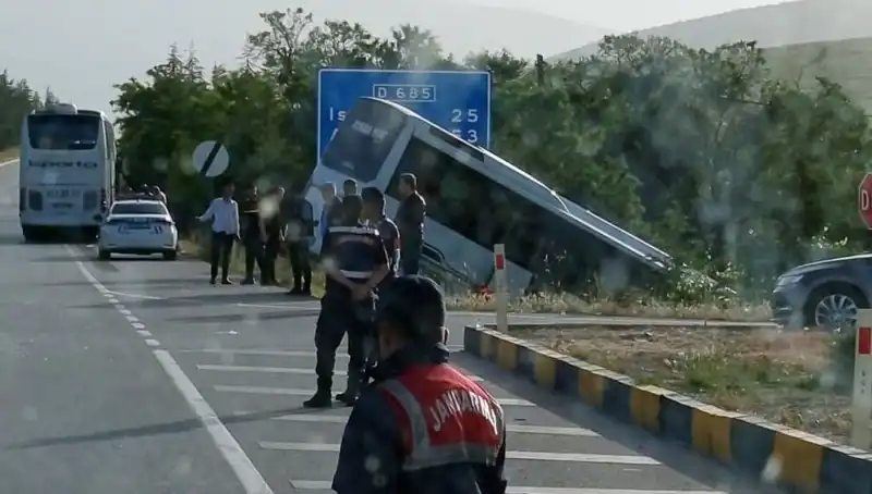 Isparta'da Tur Otobüsü ve Yolcu Otobüsü Çarpıştı: Çok Sayıda Yaralı Var