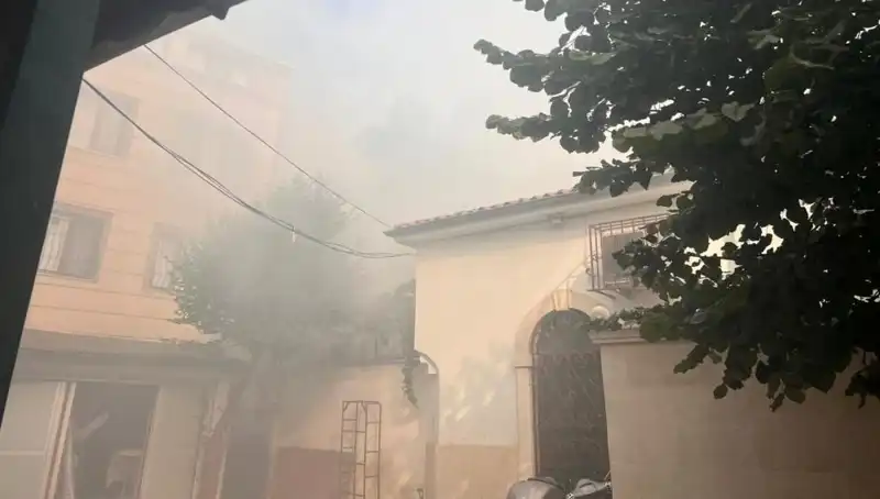 Fatih'teki Tarihi Tahta Minare Hamamı'nda Yangın Panik Yaratıyor!