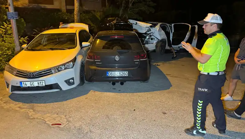 Alkollü Sürücü Mahallede Kaos Yarattı: Üç Araca Çarptı!