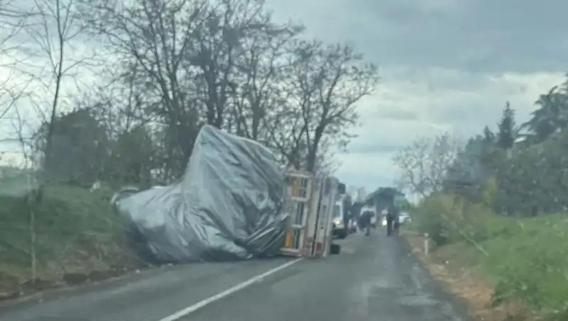 Tekirdağ'da Saman Yüklü TIR Devrildi: Yaralı Büyümeden Korkutan Kaza