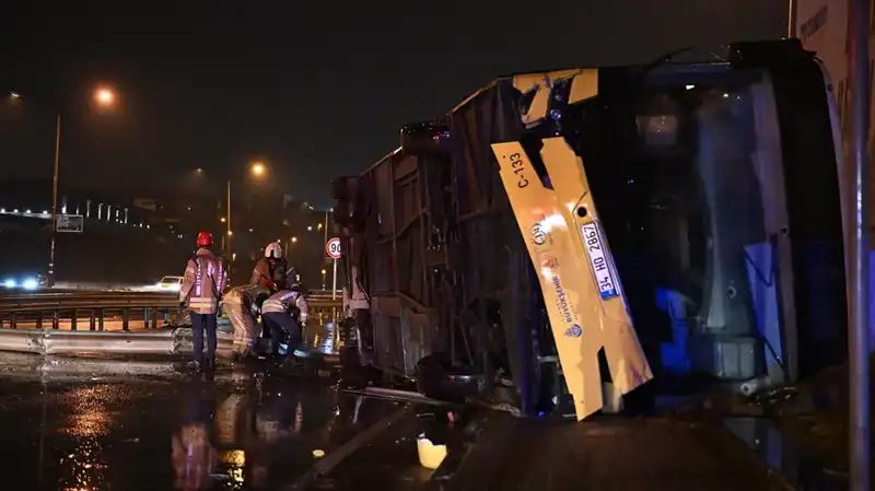 İstanbul'da Özel Halk Otobüsü Devrildi: Olayın Ayrıntıları ve Sonrası