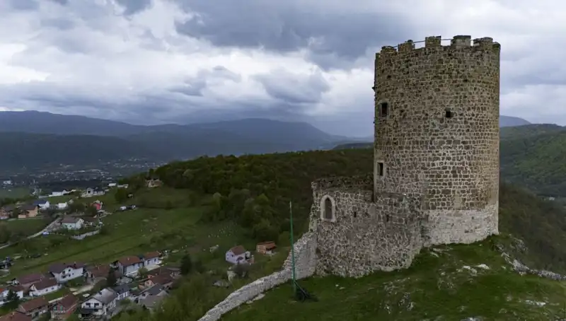 Bosna-Hersek'in Sokolac Kalesi: Tarihin İzlerini Taşıyan Eşsiz Miras