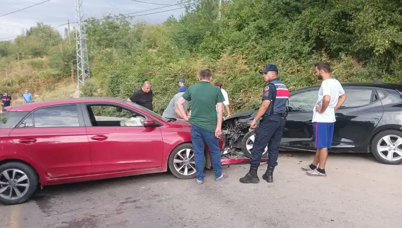 Karamürsel'de Trafik Kazası: İki Otomobilin Çarpışması Sonucu 4 Kişi Yaralandı