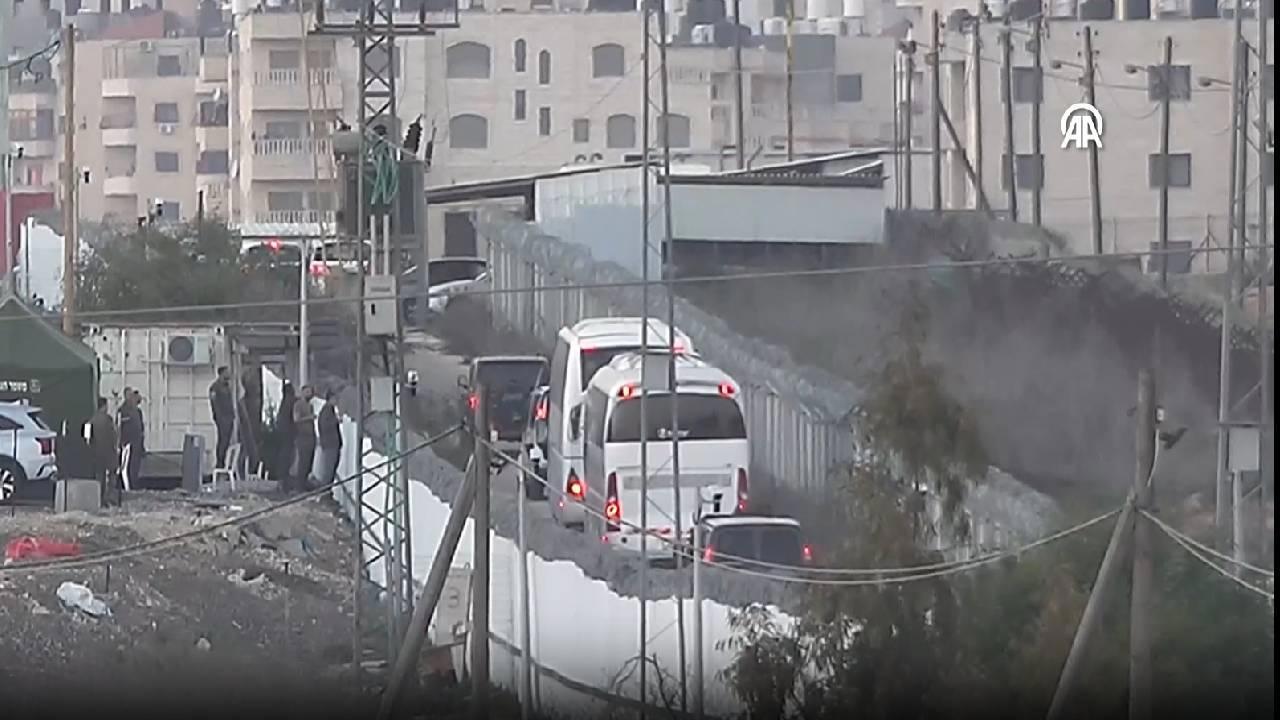 Filistinli Esirler İsrail Tarafından Kızılhaç Yetkililerine Teslim Edildi