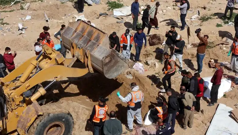 Şifa Hastanesi Avlusunda Gizemli Gömüt: 61 Ceset Ortaya Çıktı!