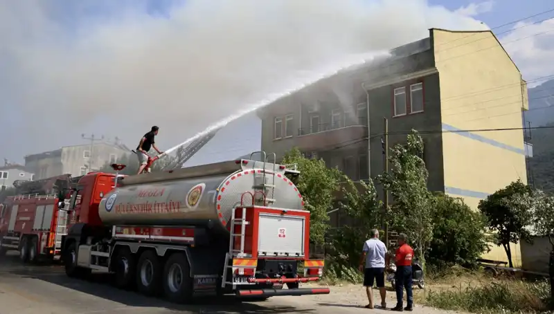Çatı Katındaki Yangın Korku Dolu Anlar Yarattı: Olayın Ayrıntıları