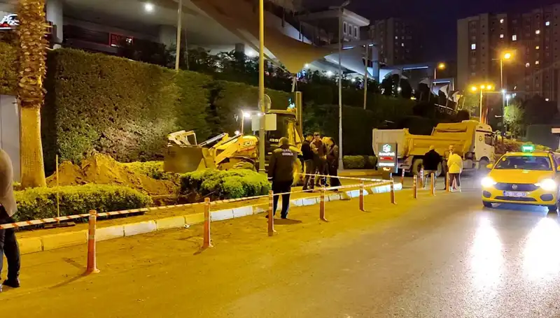 AVM Girişinde Doğalgaz Kaçağı Panik Yarattı, Alışverişler Durdu
