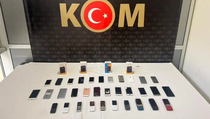 Gümrük Kaçağı 37 Cep Telefonu Ele Geçirildi: Kaçakçılık Olayı Büyüyor