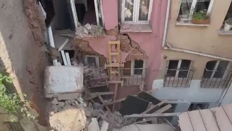 İstanbul'da Üç Katlı Binanın Balkonu Çöktü: Olay Anı ve Sonrasındaki Gelişmeler