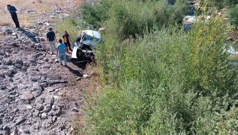 Sivas'ta Otomobil Dere Yatağına Uçtu: Felakette İki Can Kaybı